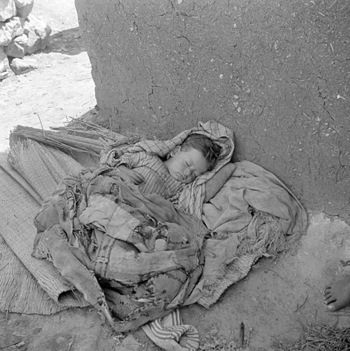 Baby in vluchtelingenkamp - Sleeping child in refugee camp (5370426971)